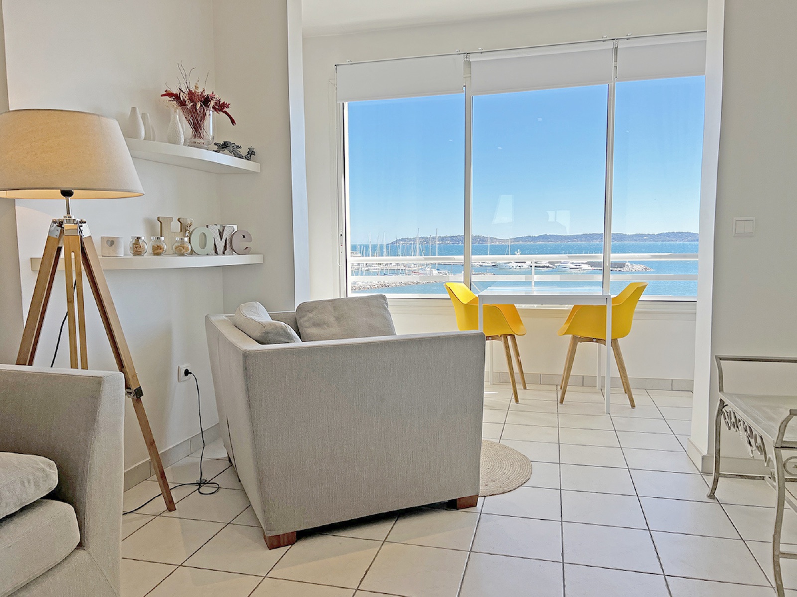 Salón con sofá y vista al mar, apartamento en Sainte-Maxime