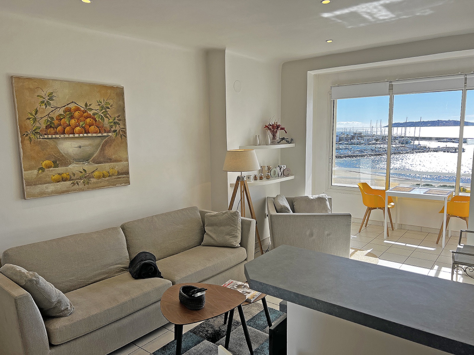 Salón del apartamento con vista al golfo de Saint-Tropez