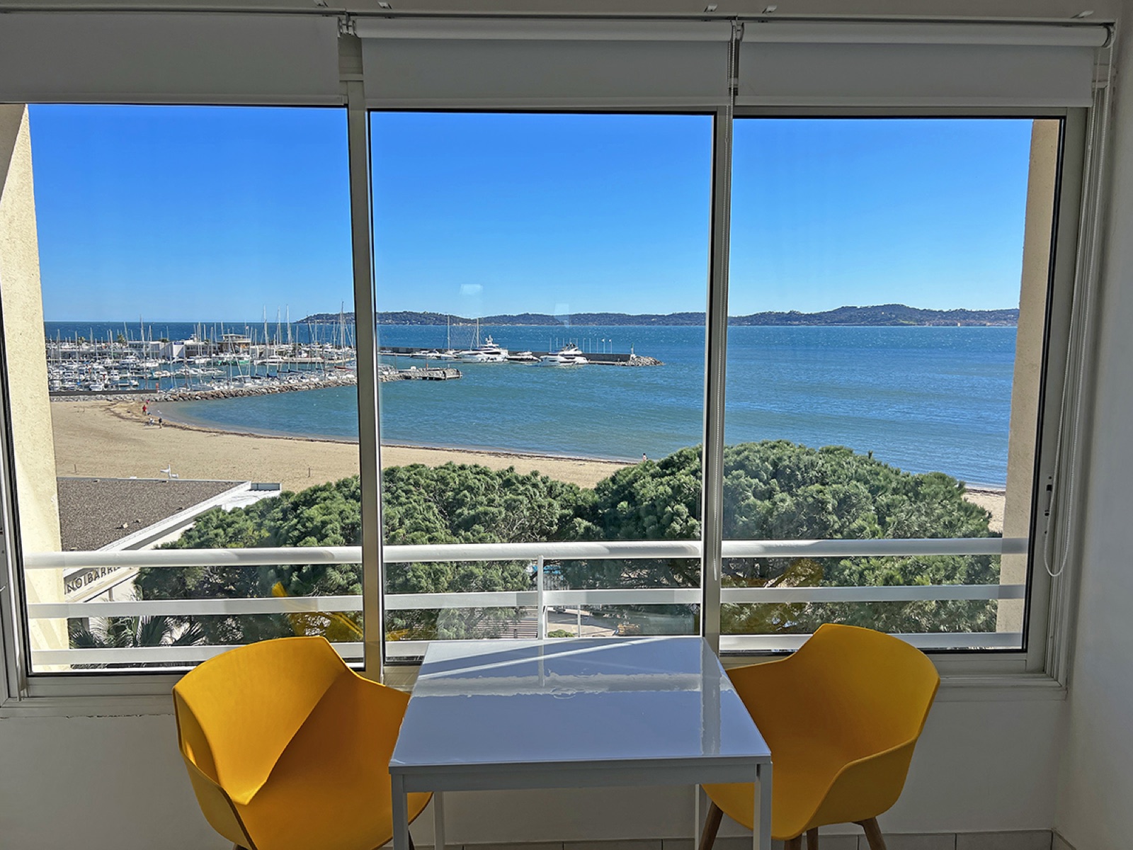 Vista panorámica del Golfo de Saint-Tropez desde la terraza acristalada